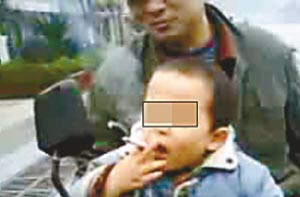 兩歲小孩熟練抽煙視頻遭網友譴責(圖)