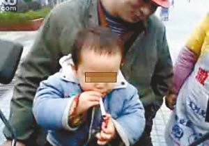 兩歲小孩熟練抽煙視頻遭網友譴責(圖)