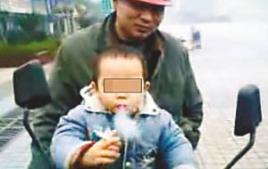 兩歲小孩熟練抽煙視頻遭網友譴責(圖)