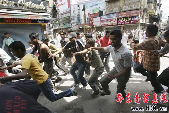印度北部數(shù)千人舉行抗議活動引發(fā)騷亂(組圖)
