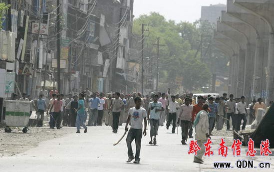 印度北部數(shù)千人舉行抗議活動引發(fā)騷亂(組圖)