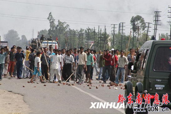 印度北部數(shù)千人舉行抗議活動引發(fā)騷亂(組圖)