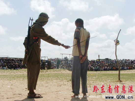 組圖:索馬里極端組織當(dāng)眾實(shí)施小偷剁手刑罰