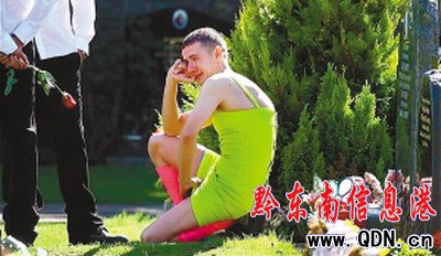 男性士兵遵守諾言穿連衣裙參加戰友葬禮(圖)