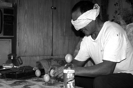 老漢50年練就絕活蒙眼在燈泡上立蛋(圖)