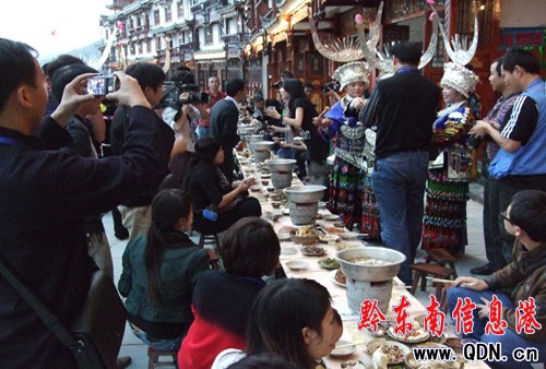 千人長桌宴 同過苗年節(圖)