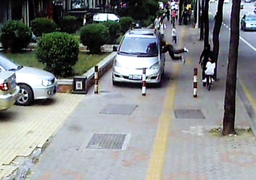 男子用彈弓打破車窗6秒盜走車內皮包(圖)