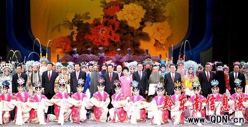 胡錦濤等領導人出席觀看新年京劇晚會(圖)