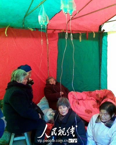 帳篷內(nèi),不少老人也打著點滴。