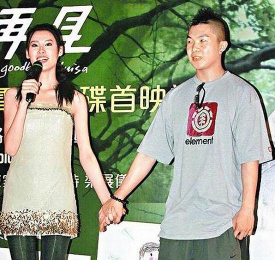 梁洛施曾與初戀情人十指緊扣出席活動