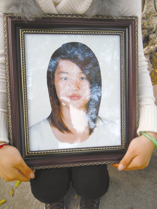 住校高三女生夜半跳河自殺 家屬鬧校園討說法