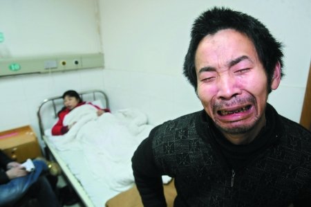 老師丟手機(jī)令學(xué)生寫認(rèn)錯書 家長報(bào)警被毆(圖)