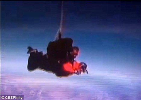 美百歲老翁1.3萬英尺高空跳傘 慶祝生日(圖)