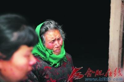 小杰的奶奶難以接受孫子去世的現(xiàn)實(shí)