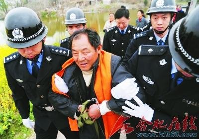 男子因瑣事殺人碎尸 指認現場時面帶微笑(圖)