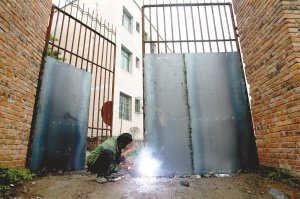 重慶多名小學生在校內(nèi)遭流浪狗撕咬頭頸部(圖)