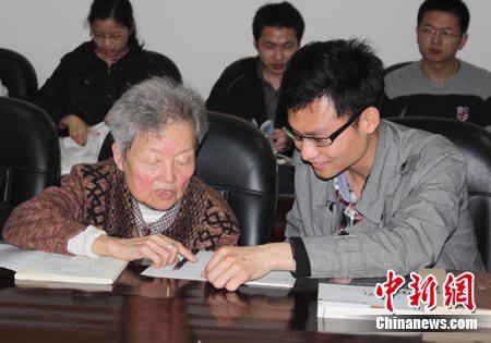在華東交通大學,有位79歲高齡的退休工人卻“不走尋常路”,“拾”起課本在大學課堂“偷師蹭課”,被大學生們親切地封為“最可愛的國學老太”。黎修日 攝