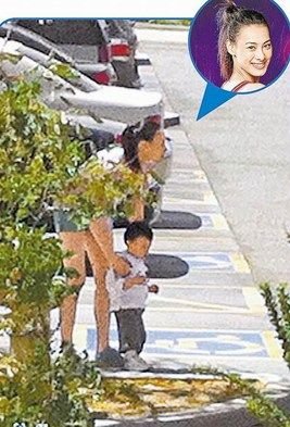 梁洛施現身美國鳳凰城 打扮清涼攜子就餐(圖)