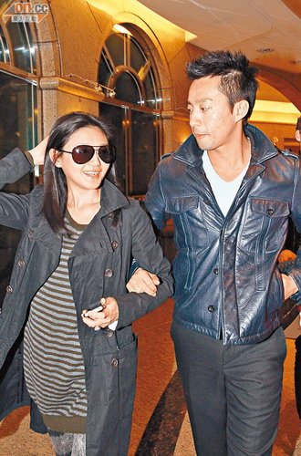 大S返京設(shè)宴穿寬松裝示人 遮掩腹部躲避傳媒
