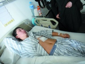 醫(yī)院保安阻止發(fā)小廣告被2名女子刺5刀(圖)