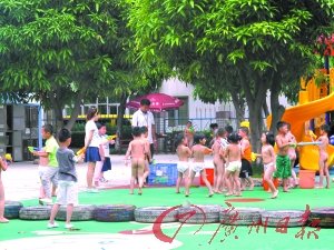 幼兒園安排男女童裸體日光浴引發質疑(圖)