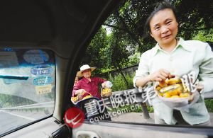 村民沿高速公路兜售水果 曾有人被撞身亡(圖)