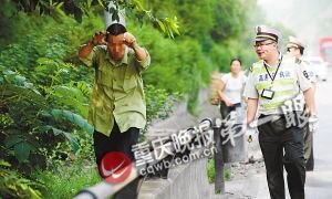 村民沿高速公路兜售水果 曾有人被撞身亡(圖)