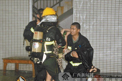廣西欽州16層住宅樓失火 47人被困4人已昏迷