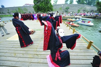 南京玄武湖畔百名穿漢服網友行周禮祭屈原(圖)
