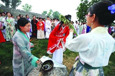 南京玄武湖畔百名穿漢服網友行周禮祭屈原(圖)