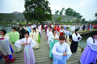 南京玄武湖畔百名穿漢服網友行周禮祭屈原(圖)