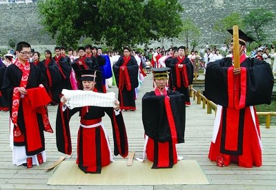 南京玄武湖畔百名穿漢服網友行周禮祭屈原(圖)