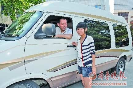 山東青州一女生放棄學考 與父親周游全國(圖)