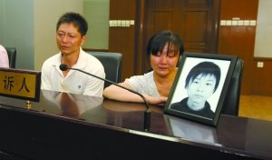 小伙撞傷老太后“自殺抵債” 父母攜遺像索賠