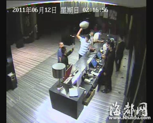 銀行高管開房被拒怒砸酒店總臺 兩服務員受傷