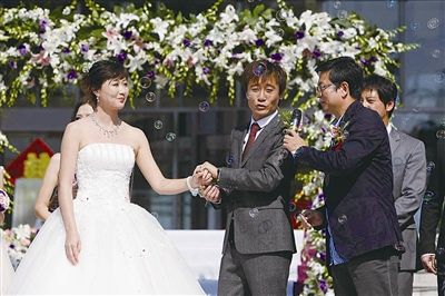 高峰婚禮吸引了眾大牌嘉賓,央視主持人白巖松也上臺送上祝福。(圖片來源:法制晚報)