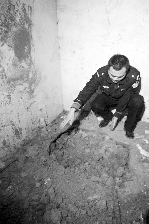 村民家中挖地道盜古墓 避孕套裝炸藥爆破(圖)