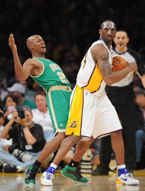 2012年3月12日,nba常規賽一場焦點戰,凱爾特人主場94-97惜敗于湖人,科比-布萊恩特拿下26分7次助攻。圖為科比背身單打雷阿倫。