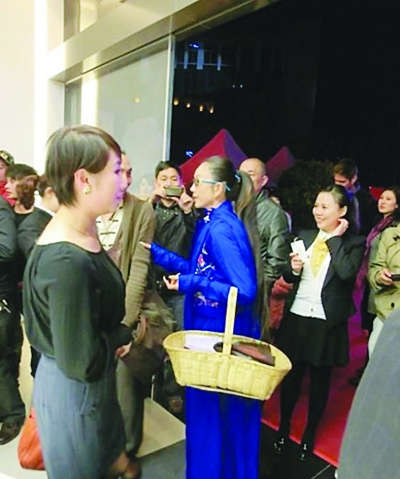 提菜籃子現身法拉利車展 楊麗萍秒殺大牌(圖)
