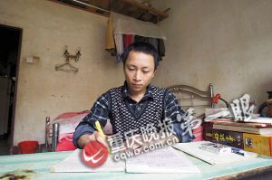 劉學(xué)兵在簡(jiǎn)陋的宿舍中堅(jiān)持創(chuàng)作。