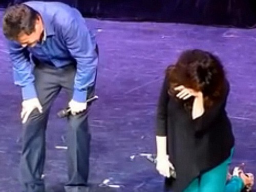 52歲女歌手演唱會(huì)意外出糗 爆笑致小便失禁(圖)
