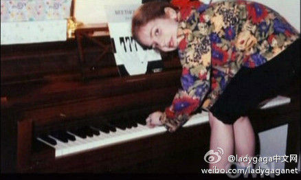 LadyGaga小時候彈鋼琴