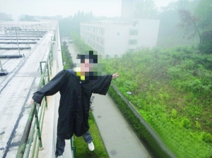 拍在“生命邊緣”的瘋狂畢業照看得人心里直發毛