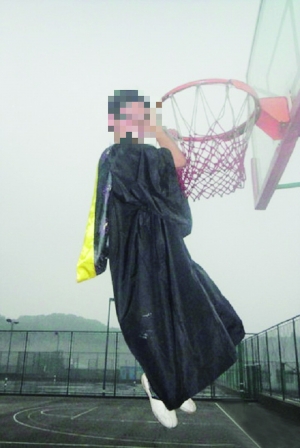 網友在論壇里貼出的“自殺式”畢業照 (網絡圖片)