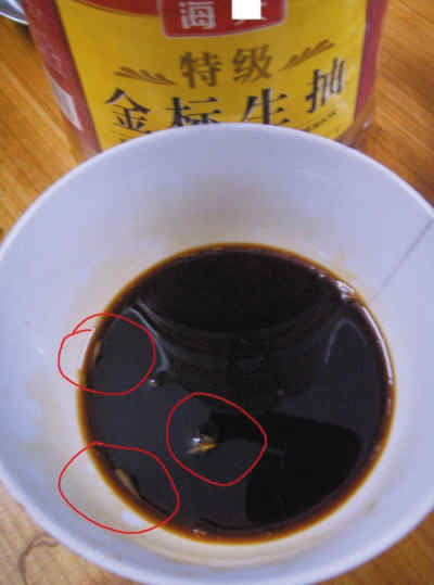 消費者爆料海天醬油“生”蟲