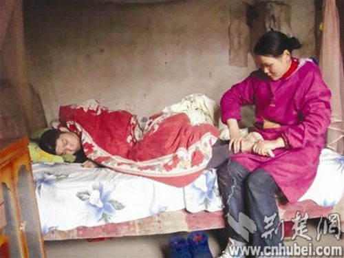 29歲的妻子不離不棄,每天按時給丈夫按摩、講故事。