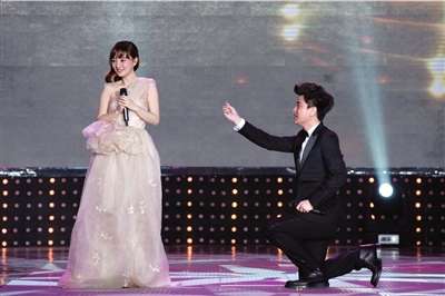 賈乃亮單膝下跪求婚 李小璐含淚幸福答應(yīng)(圖)