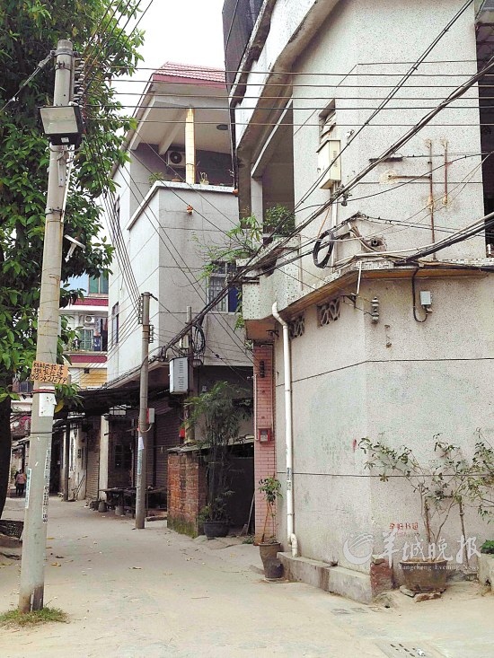 事發住宅樓大門緊鎖,窗戶緊閉
