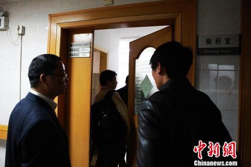 上海市教委、上海交大官員進入2名受傷學生的病房。李克祥攝