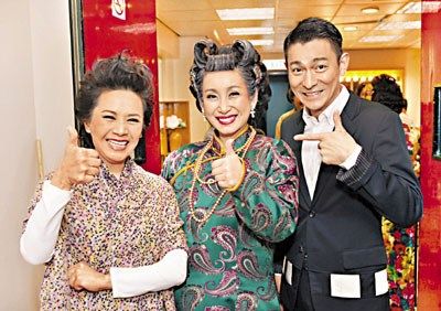 葉德嫻、秦海璐、劉德華(由左至右)圖片來源:香港“文匯報”